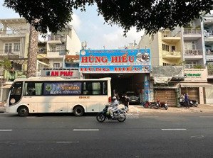siêu rẻ, khan hiếm, chủ cần bán nhà mặt tiền đường hùng vương p1 quận 10. dt: 8,4x24m2 giá 46 tỷ