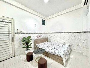 phòng sạch sẽ, an ninh diện tích 25m2 gần chợ bà chiểu giáp q. phú nhuận và q1.l/h: 