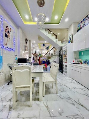 nhà đẹp như hoa hậu -61m2- 3 tầng - (4*15 ,5) giá 7,3 tỷ. xem là mê . ngay ngã tư bảy hiền