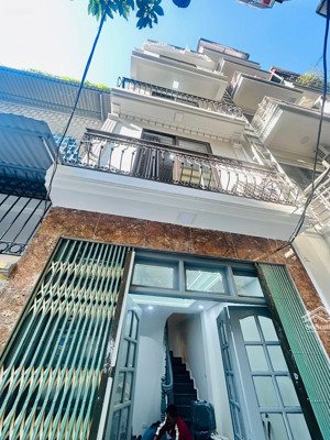 cực ngon.bán nhà võ chí công cầu giấy. oto đỗ cửa chạy vòng quanh,full công năng.