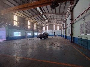cho thuê kho mặt cầu bây, sài đồng, long biên. 250m2 mặt tiền 5m, xe công đỗ cửa, giá 22 triệu
