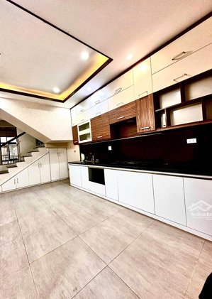 nhỉnh 13 tỷ phố lê đức thọ, dt 66m2, mt 5.05m, để ở hoặc sửa làm căn hộ dịch vụ, rất gần oto