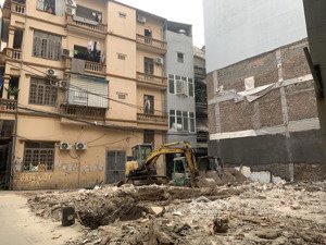 chính chủ bán gấp 170m2 đất đường cầu giấy, phù hợp xây tòa căn hộ dịch vụ, giá 32 tỷ.