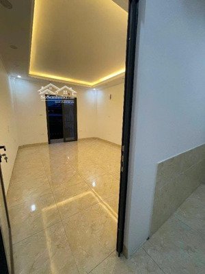 bán gấp nhà dân xây 5 tầng ngọc thuỵ , ô tô đỗ cửa . ngõ nông - đầy đủ tiện nghi