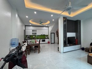 hơn 9 tỷ. nhà hạ yên quyết ngõ rộng ô tô, gần phố 20m, 45m2*5t, thiết kế hiện đại, ở ngay, giá hời.