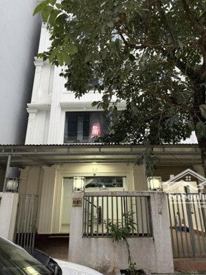 cho thuê biệt thự phố trần quốc hoàn 130m2 x 4 tầng mt: 8m 50tr/tháng