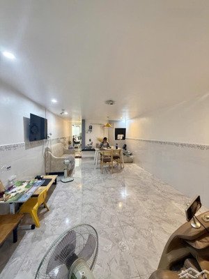 chung cư lầu 1, 82m2, 2pn vip, 3wc xịn, chỉ 3.35 tỷ, mt trần hưng đạo, quận 5, giếng trời+s.thượng