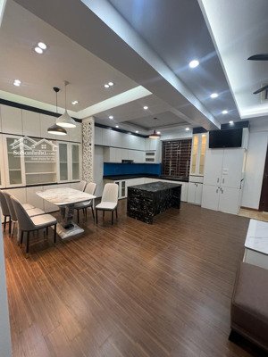 ô tô đỗ cửa phố lạc long quân - hiếm có khó tìm