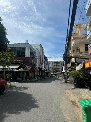 bán nhà 1 trệt 1 lầu mặt tiền đường kinh doanh sát bên chợ thủ đức. giá 9 tỷ thương lượng