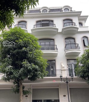 cần bán nhanh sao biển 11 ban công to gần sát công viên empire park 7,5 ha