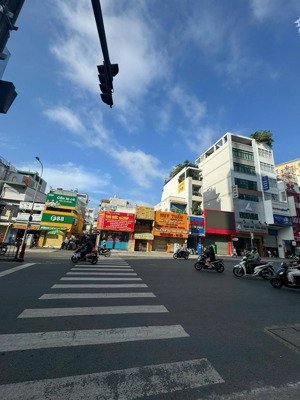 bán gấp em siêu vip góc 3mt 27 pđl. dt 5,5x18m cn 85m2. kc: t l. hđt 30tr/th(ký từng năm). giá 26tỷ