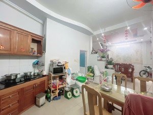 - bán nhà q4 khu dân cư hiện hữu - quận 4 dt: 53,5 m2 .ngang 4,5 dài 6,5 ( nở hậu 11,5)