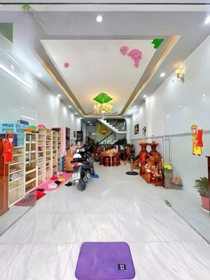 chú năm bán gấp nhà mặt tiền (100m2) - ngay chợ bình chánh đang cho thuê 18tr/tháng