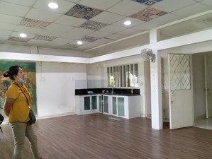 cho thuê căn hộ mặt tiền trung tâm q1 30tr/tháng vị trí sầm uất thuận tiện di chuyển