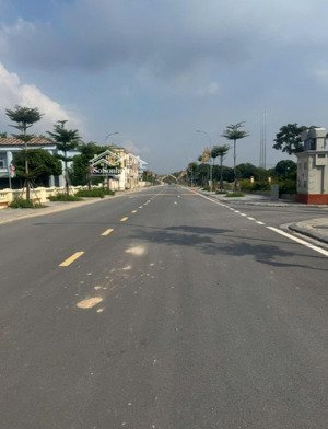 chính chủ bán nhà mặt phố du nội -đông anh .