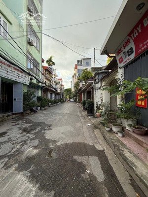 chính chủ cần tiền tách bán 50m2 đất, mặt tiền 4m, giá 7.65 tỷ, tại phố đức giang 