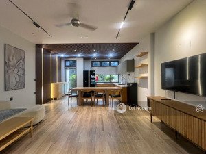 nhà phố 5x20m có thang máy, full nội thất, máy lạnh, trệt trống suốt - đường lớn 25m gần công viên.