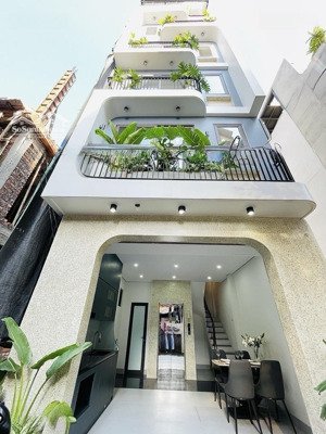 giải phóng- nhà mới đẹp- thang máy- ô tô đỗ cửa- cách 1 nhà ra ô tô tránh- 30m ra mặt phố- hơn 8 tỷ