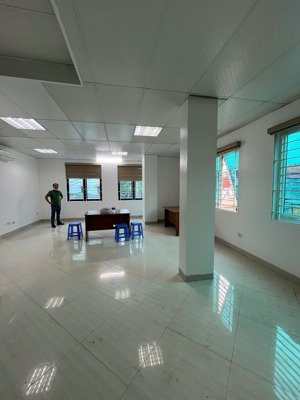 cho thuê văn phòng tại nguyễn xiển, vị trí đẹp, đường ô tô đỗ, sàn 50 m2