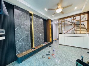 bán nhà 3 tầng 3 mặt thoáng , full nội thất , oto đỗ sân 