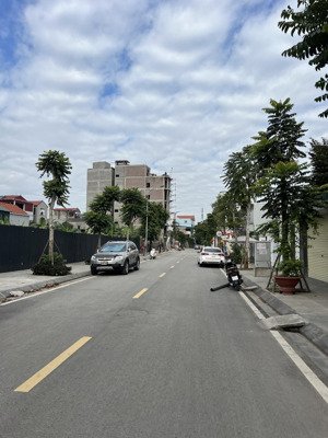 bán mảnh đất đẹp phường cự khối. phân lô vỉa hè đường rộng 15m. dt 186m2 - mt 8.6m - giá chào 32 tỷ