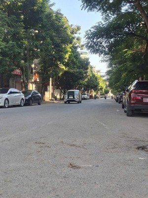 vị trí vàng 7 tầng thang máy gara 2 ô tô 7 chỗ vào nhà ngõ ô tô tránh phố trạm long biên