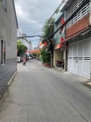 6.x tỷ - xe tải tới cửa - hẻm rộng thoáng - cmt8 q.10 nhà cũ gần 38m2