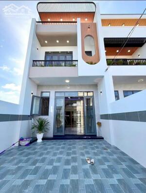 CĂN NHÀ LẦU VỪA HOÀN THIỆN GẦN CỔNG 11