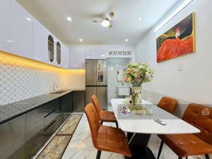 định cư nước ngoài nên cần bán nhà hxh cống lở, 1t 1l nhà mới ở liền full nội thất, giá: 4.45 tỷ tl