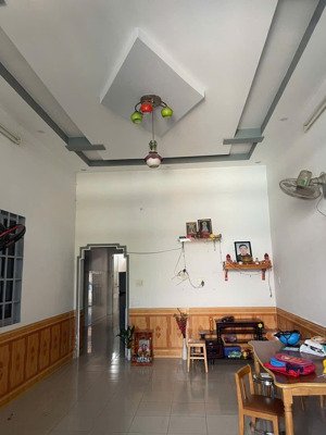 chủ cần tiền bán gấp nhà đt lớn 110 m, sổ đỏ, hẻm xe hơi, giá 2,45 tỷ, gần chợ trường học các cấp