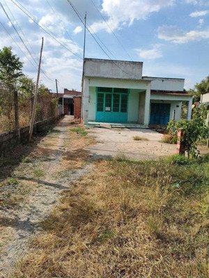 chủ ở xa ko người trông coi nên cần bán lô đất có sẵn căn nhà cấp 4(giá 2tỷ050tr) xã tân an hội