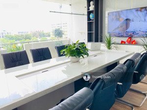 cho thuê văn phòng full nội thất vào làm việc ngay, vị trí đẹp kđt vạn phúc city giá 9 triệu/tháng.