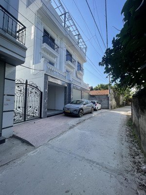 nhà 3tx41m2 ô tô đỗ cửa, fun nội thất, gần chợ, trường c1, c2 cách uỷ ban đông la 1km giá 4,35 tỷ