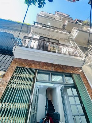 ô tô đỗ cửa - đường võ chí công - full công năng - phân lô - sổ đỏ nở hậu - sân chơi trước cửa nhà