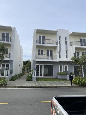 chính chủ bán căn góc shophouse hàng hiếm , trục đường lớn 20m , cạnh bên chung cư, sổ hồng riêng