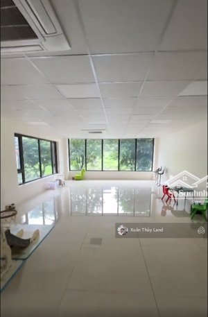cho thuê mặt bằng văn phòng phố ngọc lâm diện tích 120m2/sàn mặt tiền 6m, cầu thang cuối