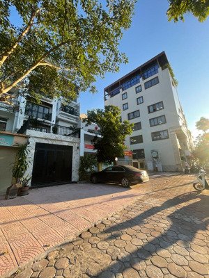 bán nhanh mặt phố cực đẹp - thang máy - ngay ngã tư nguyễn văn cừ 100m*6t giá 25 tỷ.