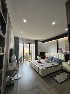 bán nhà trịnh công sơn. view hồ tây 2 thoáng ngõ ô tô. tiện ích xung quanh ngâp chàn.