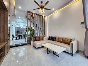 hàng đầu tư ngõ 101 phố trạm long biên - dt 51m 5tầng siêu đẹp - giá rẻ hơn 9 tỷ.