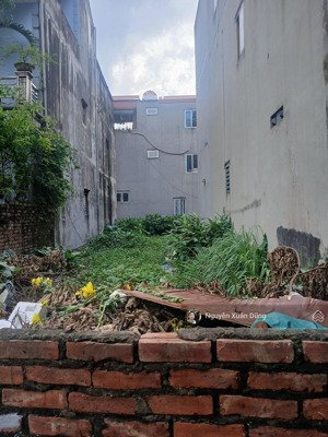 hiếm, lô góc ngõ nông, ô tô 4 chỗ ra vào đất, gần chợ, an ninh tốt mua xây ở sướng.