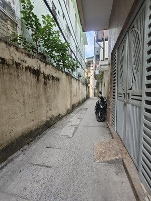 bán nhà vân hồ cách 30m ra ô tô. diện tích 90m mặt tiền 9.5m. ngõ thoáng. lh 