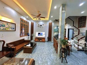 nhà dương quảng hàm, 55m2, 6t chỉ 10.5 tỷ. ngõ thông tứ tung, vf3 đỗ cửa, ra phố cực gần, ở sướng.