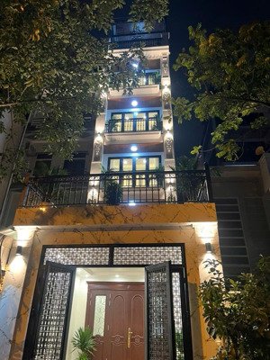 ngô gia tự - mặt phố - 6 tầng thang máy - vỉa hè 10m - kinh doanh đỉnh cao