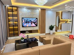 gia đình tôi bán căn hộ 34t trung hoà nhân chính, 159m2, 3 ngủ 2 vs, tầng trung, nội thất mới đẹp