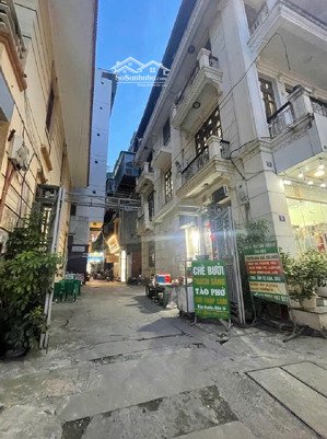 vị trí trung tâm, kinh doanh đa dạng, hàng quán sầm uất, mặt bằng 70m2 giá nhỉnh 6 tỷ