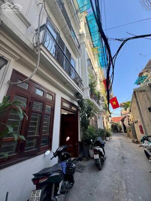 Bán nhà Lạc Long Quân 61m2*4T, MT4.5m, ngõ thông, ô tô đỗ cửa, nhà đẹp ở ngay, 12.8 tỷ