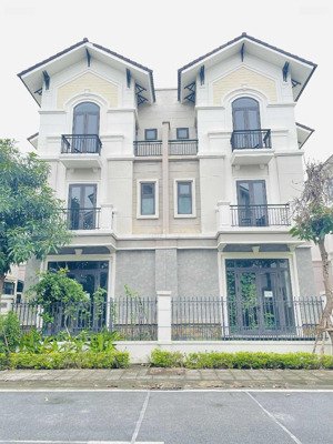 chính chủ cần bán biệt thự vườn 135m2 giá ngang chung cư hà nội, tại vsip