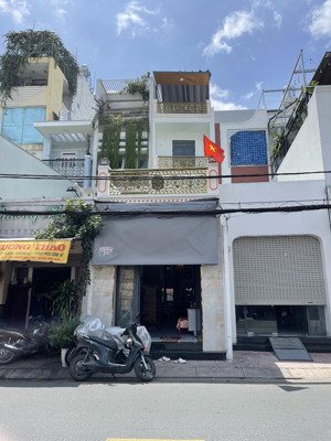 cho thuê nhà mặt tiền có mặt bằng gần chợ quậ. 6