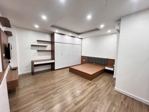 cho thuê gấp studio 35m2 full đồ cao cấp, nhà mặt đường, giao thông thuận, siêu nhiều tiện ích!