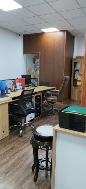 văn phòng lê văn sỹ giá 11 triệu (45m2) đầy đủ bàn ghế nội thất như hình